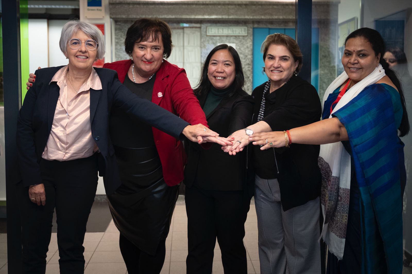 कार्यक्रम में विदेशी प्रतिनिधियों के साथ मंत्री दीपिका पांडेय समेत अन्य कार्यक्रम में विदेशी प्रतिनिधियों के साथ मंत्री दीपिका पांडेय समेत अन्य