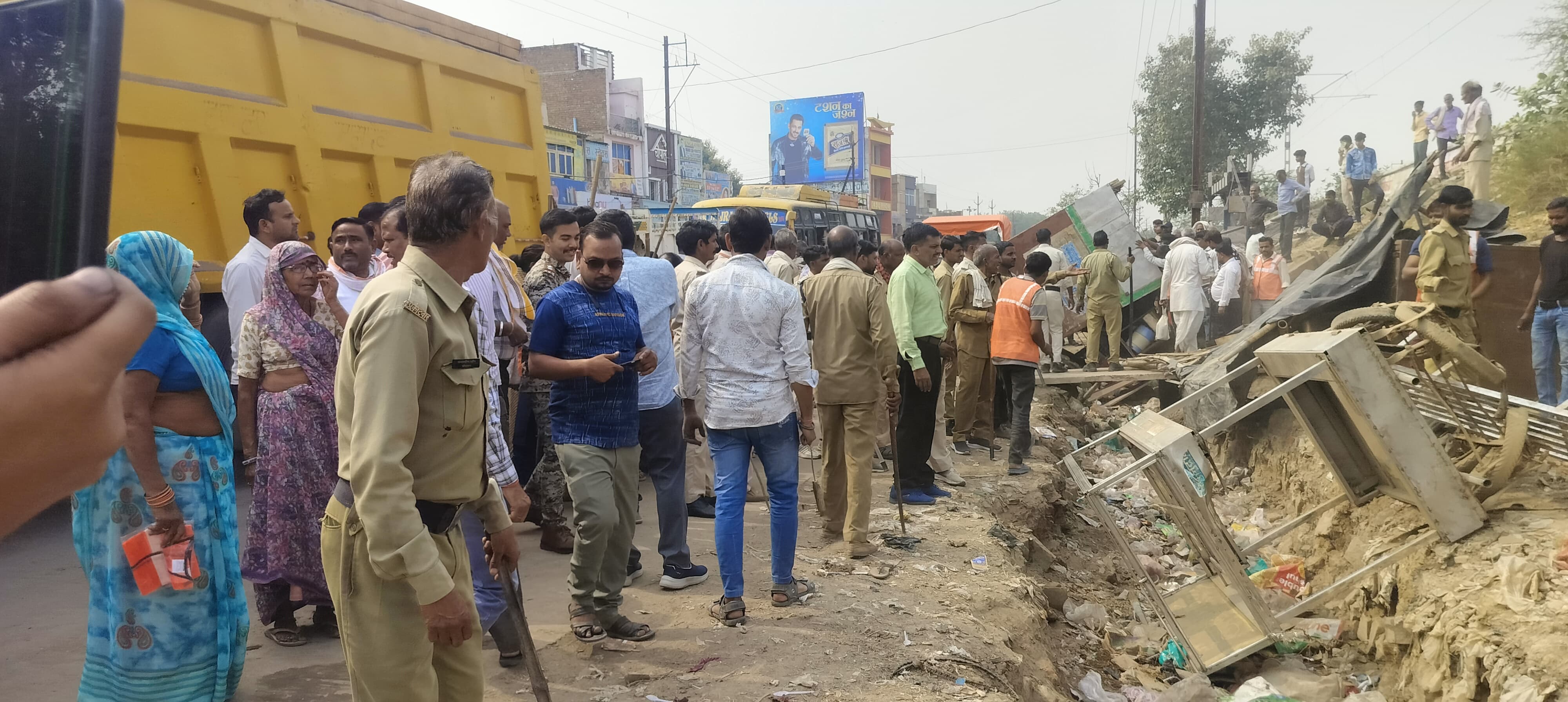 हाइवे को जाम से मुक्ति दिलाने चलाई अतिक्रमण विरोधी मुहिम हाइवे को जाम से मुक्ति दिलाने चलाई अतिक्रमण विरोधी मुहिम