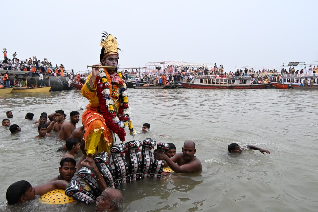 लीला में कालिया नाग का मर्दन कर नृत्य करते कांहा लीला में कालिया नाग का मर्दन कर नृत्य करते कांहा