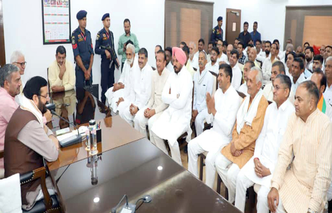 हरियाणा के विभिन्न जिलाें से आए किसानाें से मुलाकात करते मुख्यमंत्री नायब सैनी हरियाणा के विभिन्न जिलाें से आए किसानाें से मुलाकात करते मुख्यमंत्री नायब सैनी