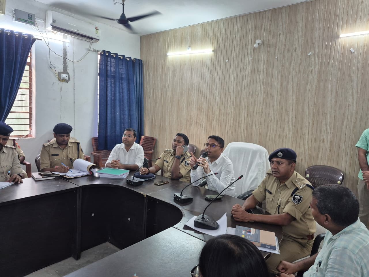 सेक्टर पदाधिकारियों एवं सेक्टर पुलिस पदाधिकारियों की हुई बैठक सेक्टर पदाधिकारियों एवं सेक्टर पुलिस पदाधिकारियों की हुई बैठक