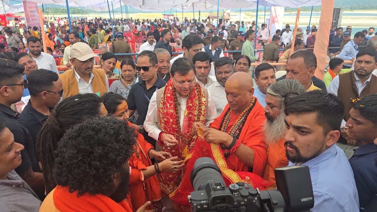 मुख्यमंत्री ने भी छड़ी के दर्शन किए मुख्यमंत्री ने भी छड़ी के दर्शन किए