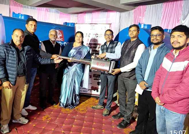 नगर पालिका कर्मचारियों को स्वच्छता उपकरणों को प्रदान करते अतिथि