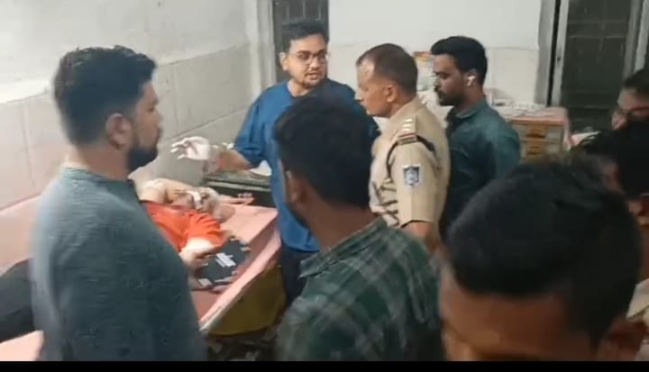 पुलिस निरीक्षण करते हुए पुलिस निरीक्षण करते हुए