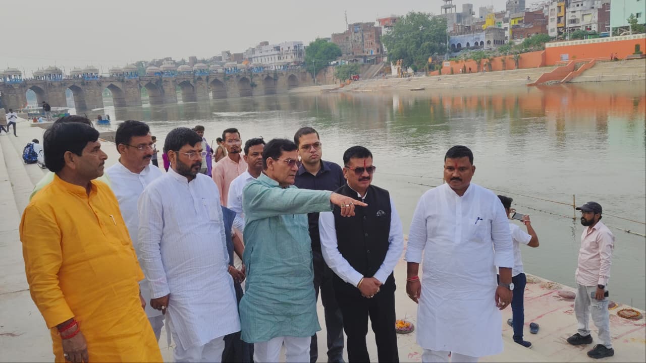 प्रभारी मंत्री ए के शर्मा, जिलाधिकारी डॉ दिनेश चंद्र सिंह छठ पूजा के लिय घाटों का निरक्षण करते हुए प्रभारी मंत्री ए के शर्मा, जिलाधिकारी डॉ दिनेश चंद्र सिंह छठ पूजा के लिय घाटों का निरक्षण करते हुए