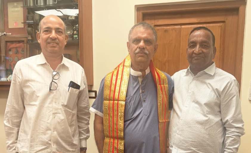 चिकित्सा मंत्री खींवसर से मिले पचीसिया और लदरेचा : जताई मेडिसिन विंग देखने की इच्छा चिकित्सा मंत्री खींवसर से मिले पचीसिया और लदरेचा : जताई मेडिसिन विंग देखने की इच्छा