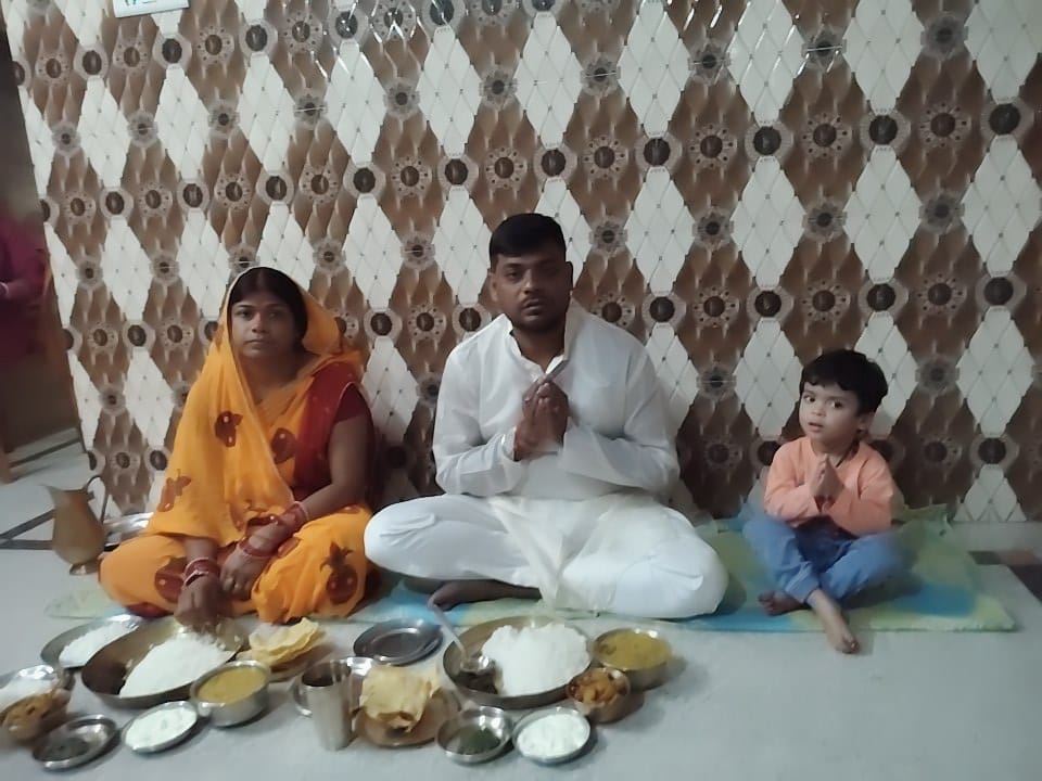 पूर्जा-अर्चना करते छठव्रती एवं प्रसाद ग्रहण करते लोग पूर्जा-अर्चना करते छठव्रती एवं प्रसाद ग्रहण करते लोग