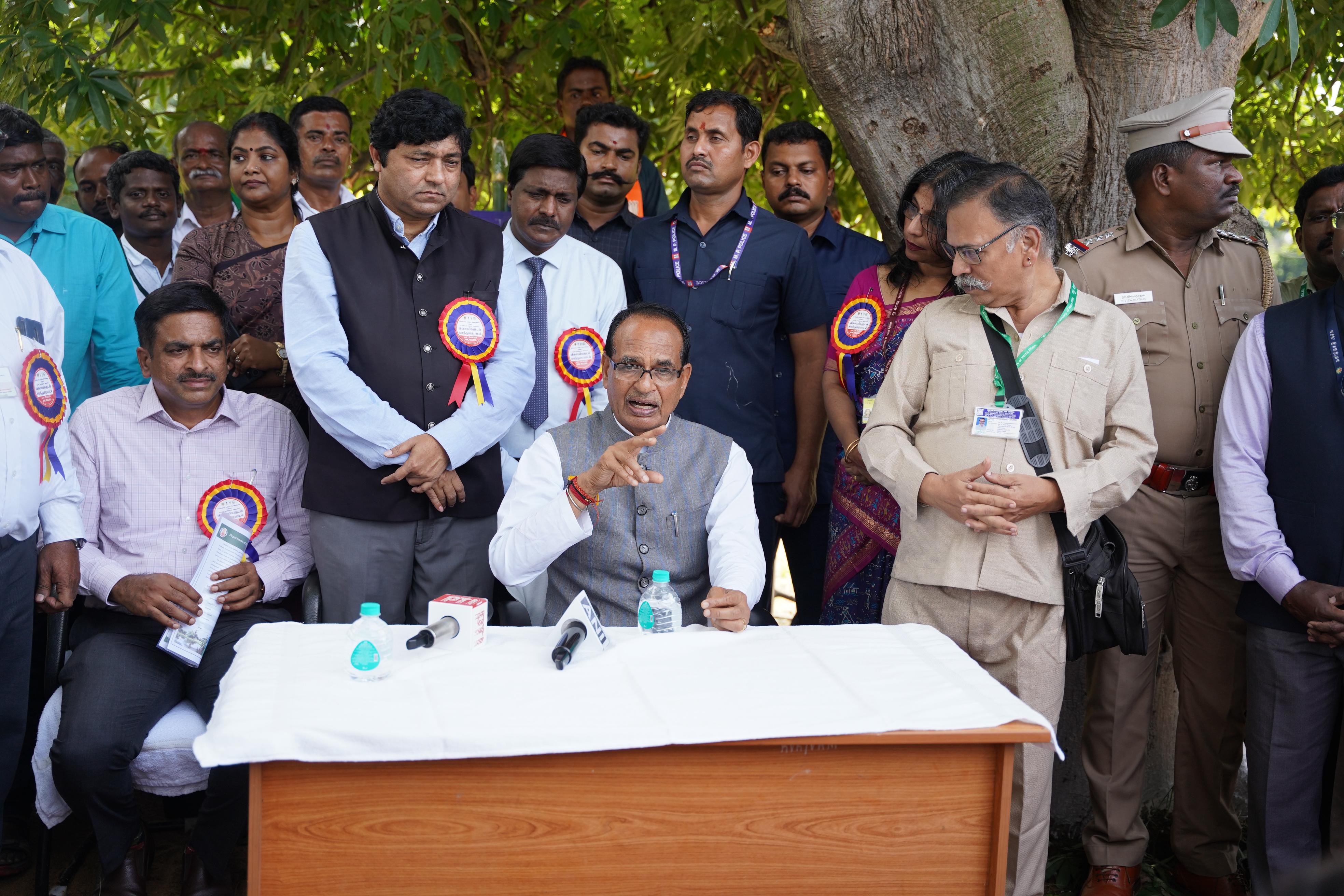 शिवराज सिंह चौहान ने किया वेल्लोर कृषि विज्ञान केंद्र का दौरा शिवराज सिंह चौहान ने किया वेल्लोर कृषि विज्ञान केंद्र का दौरा