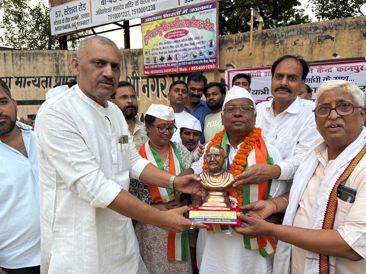 सर्व सेवा संघ के अध्यक्ष चंदन पाल यात्रा का स्वागत करते विधायक अमिताभ बाजपेई व अन्य का छायाचित्र