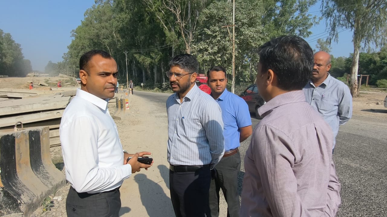 0 निरीक्षण करते जिलाधिकारी 0 निरीक्षण करते जिलाधिकारी