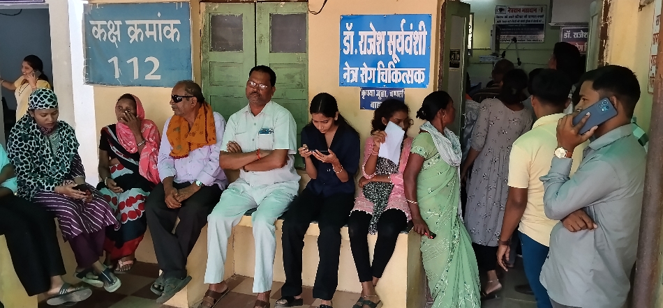 शासकीय नेत्र अस्पताल के ओपीडी में उपचार कराने मरीजों की भीड़। शासकीय नेत्र अस्पताल के ओपीडी में उपचार कराने मरीजों की भीड़।