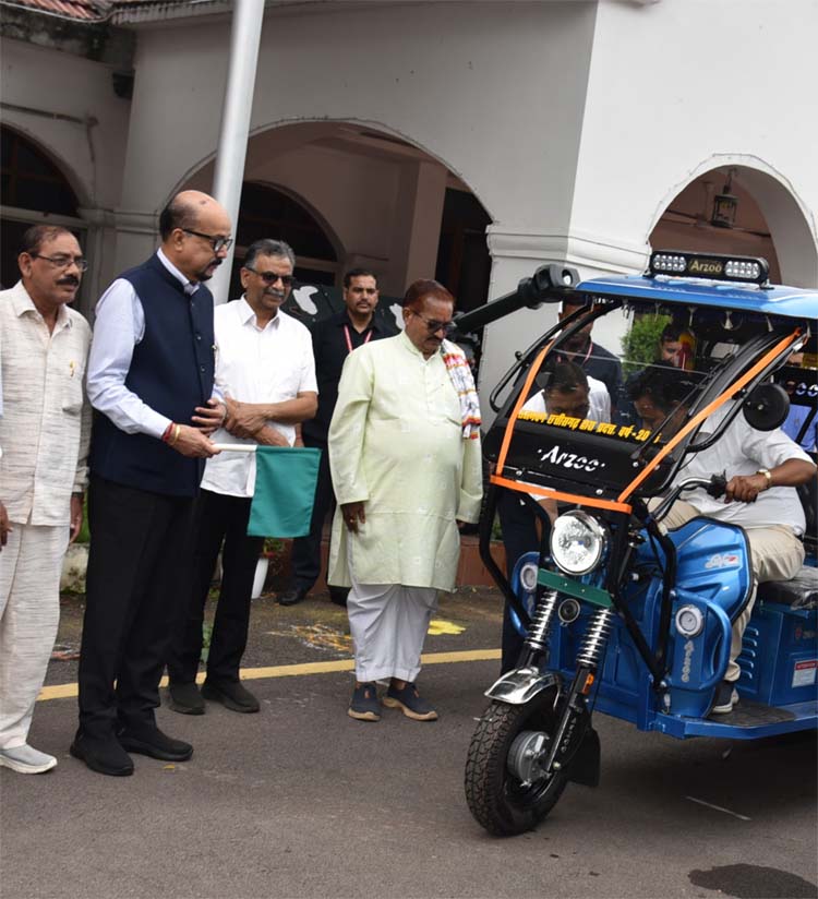 राज्यपाल रमेन डेका ई-रिक्शा प्रदान करते हुए राज्यपाल रमेन डेका ई-रिक्शा प्रदान करते हुए