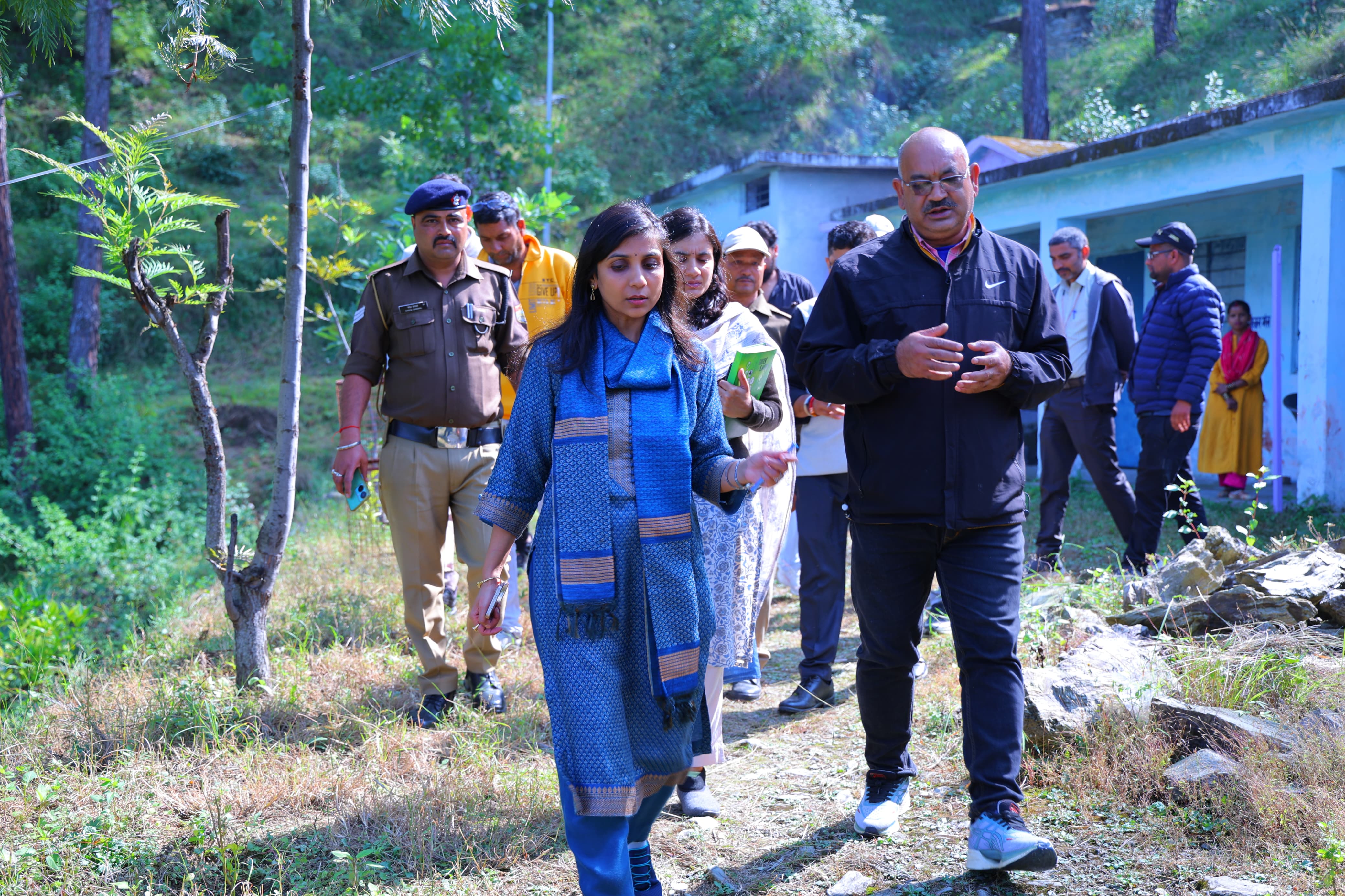 विकासखंड पौड़ी की ग्राम पंचायत कंडी गांव का निरीक्षण करती जिलाधिकारी विकासखंड पौड़ी की ग्राम पंचायत कंडी गांव का निरीक्षण करती जिलाधिकारी