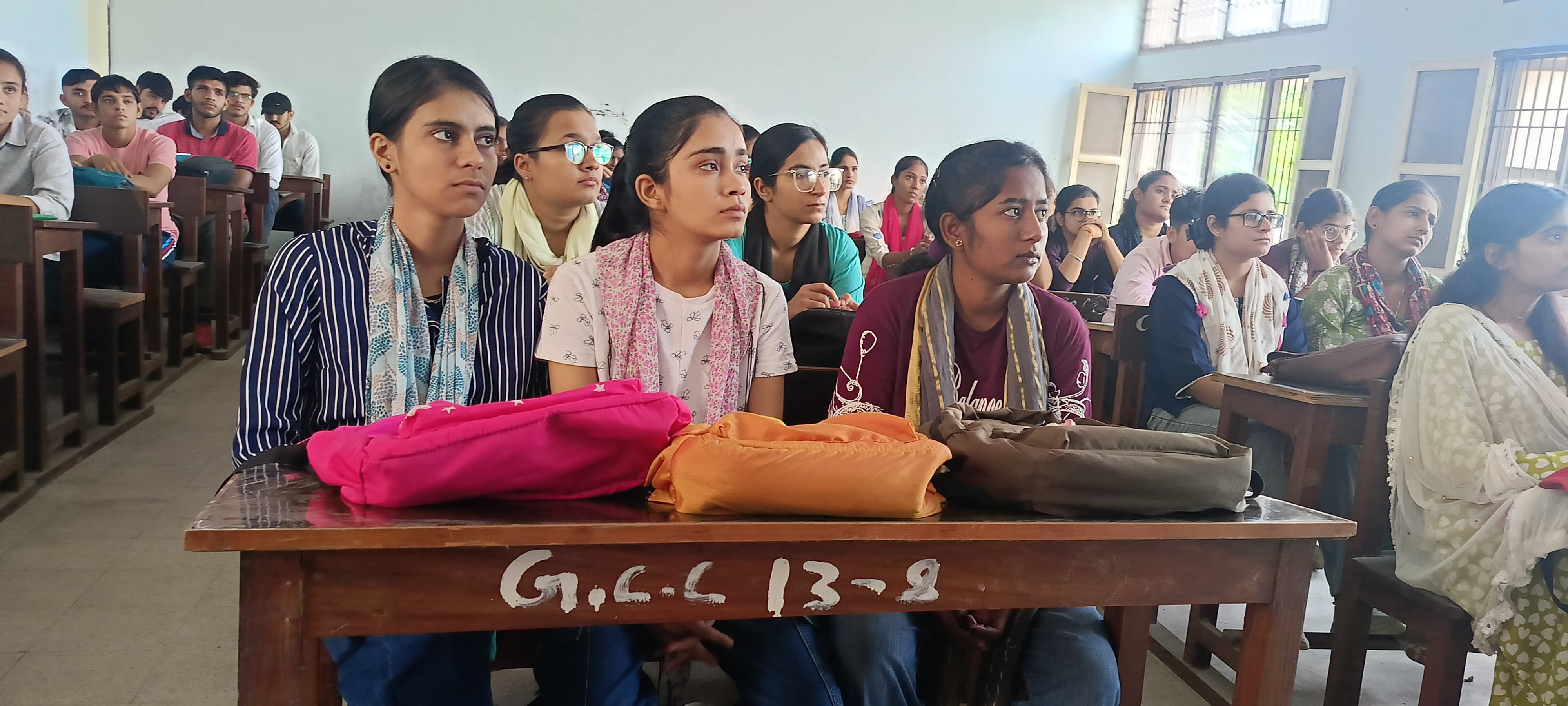 छारा कॉलेज में विस्तार व्याख्यान सुनते विद्यार्थी। छारा कॉलेज में विस्तार व्याख्यान सुनते विद्यार्थी।