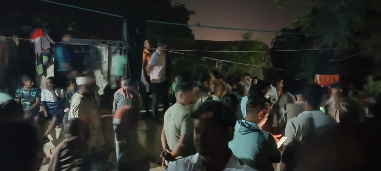 मौके पर पूछताछ करती पुलिस औऋ ग्रामीण। मौके पर पूछताछ करती पुलिस औऋ ग्रामीण।