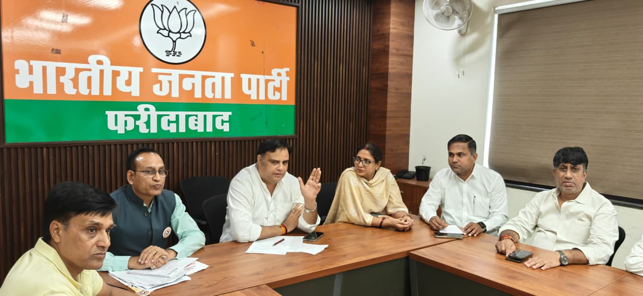 बैठक को संबोधित करते भाजपा जिलाध्यक्ष पंकज पूजन रामपाल बैठक को संबोधित करते भाजपा जिलाध्यक्ष पंकज पूजन रामपाल