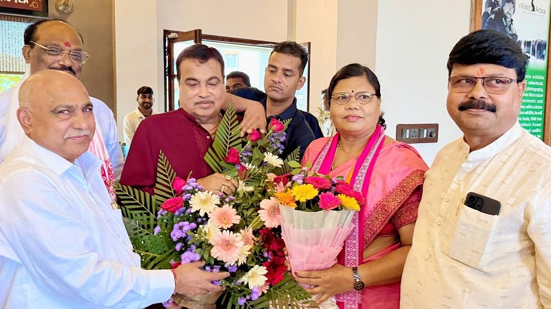 भाजपा प्रदेशाध्यक्ष हेमंत खंडेलवाल, केंद्रीय राज्यमंत्री दुर्गादास उइके और विधायक गंगाबाई उइके ने उनसे मुलाकात की भाजपा प्रदेशाध्यक्ष हेमंत खंडेलवाल, केंद्रीय राज्यमंत्री दुर्गादास उइके और विधायक गंगाबाई उइके ने उनसे मुलाकात की