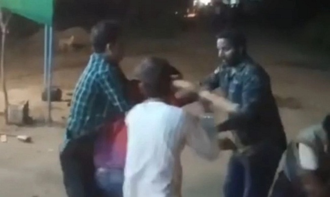 तीन भाइयों की बेरहमी से पिटाई के वीडियो से ली गई तस्वीर तीन भाइयों की बेरहमी से पिटाई के वीडियो से ली गई तस्वीर