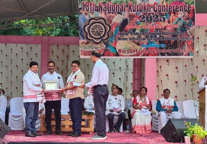 मंच में सम्‍मान पाते हुए प्रोफेसर अरुण अमित तिग्गा समेत अन्‍य