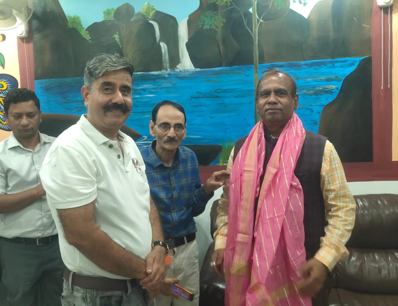 मुलाकात करने के दौरान अरूण जोशी समेत अन्‍य