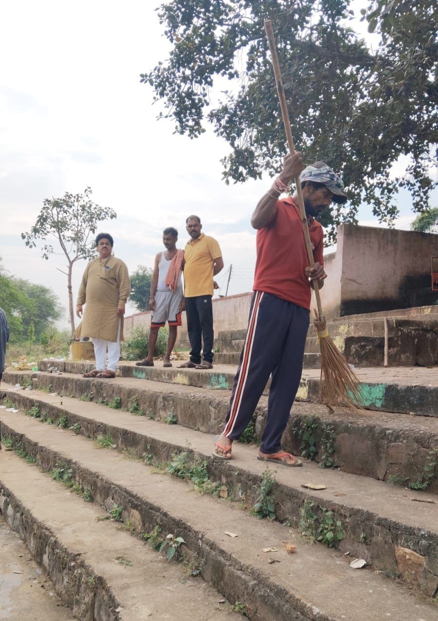 छठ पूजा के लिए आमा तालाब घाट की सफाई की जा रही है। छठ पूजा के लिए आमा तालाब घाट की सफाई की जा रही है।