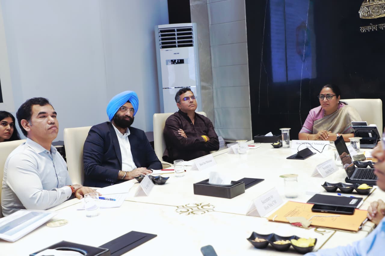 दिल्ली सचिवालय में शनिवार को लोगो चयन समिति की बैठक की अध्यक्षता करती मुख्यमंत्री रेखा गुप्ता, साथ मंत्री प्रवेश साहिब सिंह, मनजिंदर सिंह सिरसा