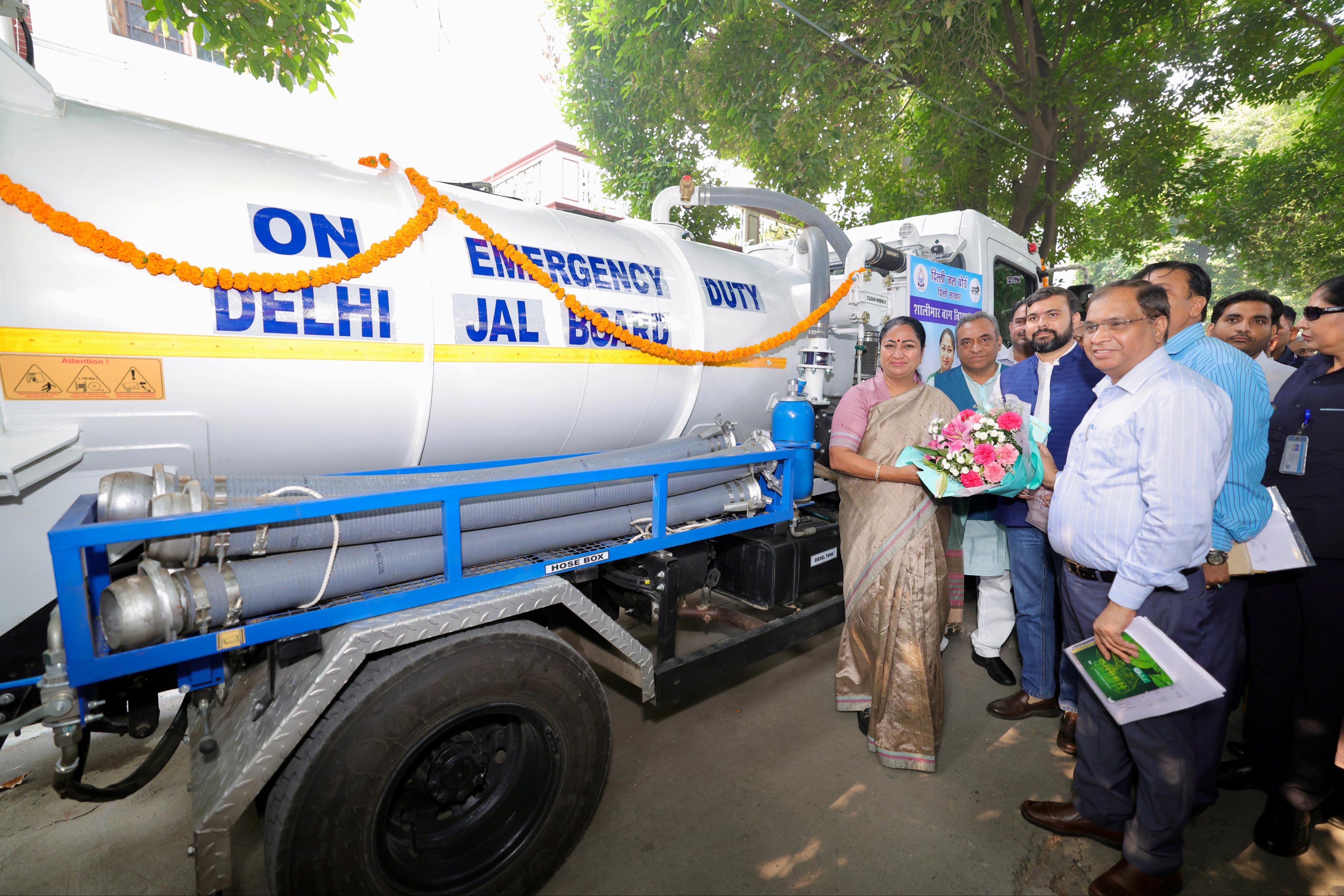पीतमपुरा के वैशाली एन्कलेव में सीवर की सफाई के लिए नई मिनी रीसायक्लर मशीन की सौगात देती मुख्यमंत्री रेखा गुप्ता
