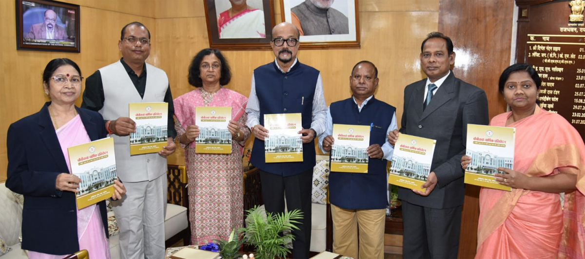 लोक सेवा आयोग की अध्यक्ष शांडिल्य राज्यपाल  डेका को  वार्षिक प्रतिवेदन सौंपते