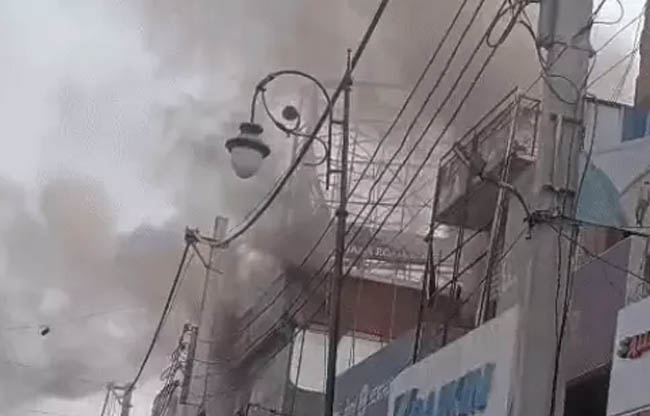 सोनीपत के गोहाना में निजी बैंक में लगी आग का दृश्य सोनीपत के गोहाना में निजी बैंक में लगी आग का दृश्य