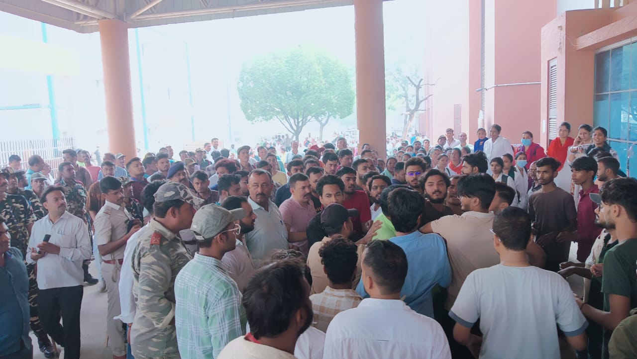 Uproar over death of patient in Bettiah GMCH, dead body taken hostage Uproar over death of patient in Bettiah GMCH, dead body taken hostage