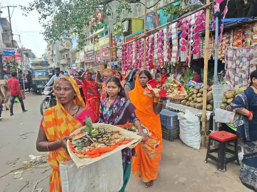 रामानुजगंज में छठ पर्व की रंगीन छटा, भिक्षाटन परंपरा और सूर्य उपासना का अनोखा संगम रामानुजगंज में छठ पर्व की रंगीन छटा, भिक्षाटन परंपरा और सूर्य उपासना का अनोखा संगम
