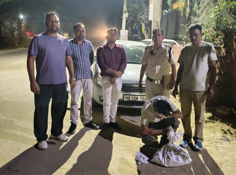 चूरापोस्त व हेरोइन सहित पकड़ा गया आरोपी। चूरापोस्त व हेरोइन सहित पकड़ा गया आरोपी।