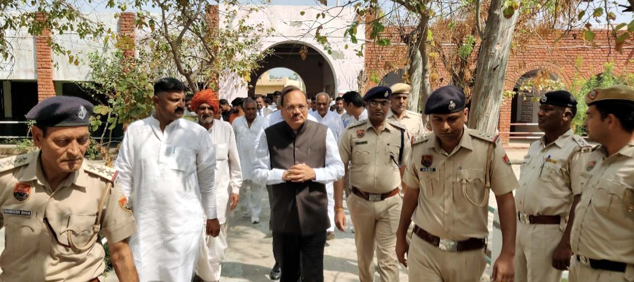 गांव पेटवाड़ के सरकारी स्कूल में जस्टिस सूर्यकांत व सरपंच सतबीर सिंह। गांव पेटवाड़ के सरकारी स्कूल में जस्टिस सूर्यकांत व सरपंच सतबीर सिंह।