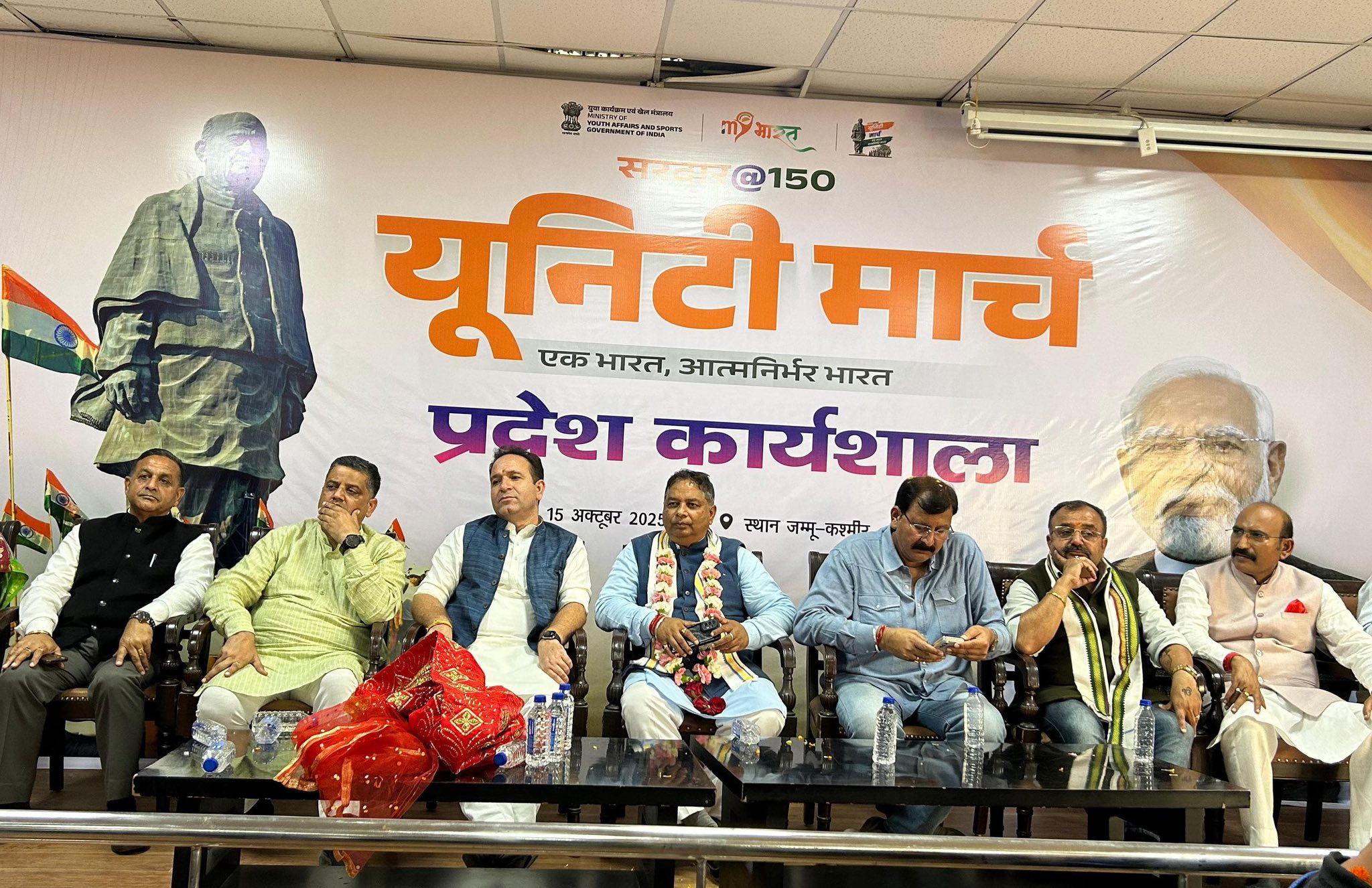 राज्यसभा में ऐतिहासिक जीत के बाद सत शर्मा का जम्मू में भव्य स्वागत राज्यसभा में ऐतिहासिक जीत के बाद सत शर्मा का जम्मू में भव्य स्वागत