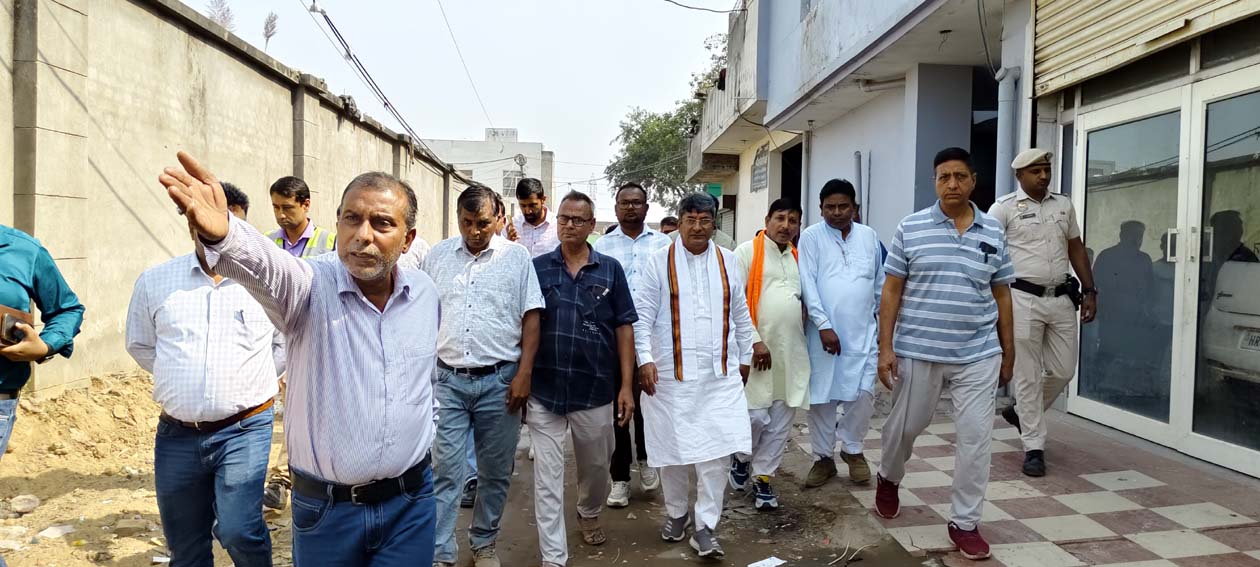 घाटों का निरीक्षण करते मेयर प्रवीण पोपली व अन्य। घाटों का निरीक्षण करते मेयर प्रवीण पोपली व अन्य।