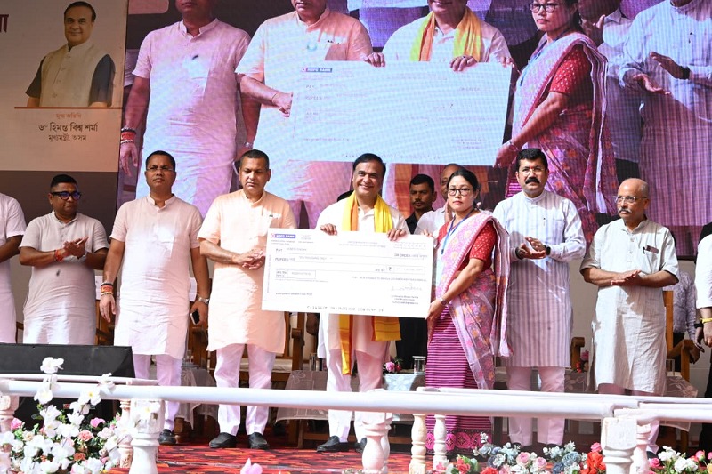 मुख्यमंत्री डॉ हिमंत बिस्व सरमा लक्षीपुर में 19,318 लाभार्थियों को चेक वितरित करते हुए। मुख्यमंत्री डॉ हिमंत बिस्व सरमा लक्षीपुर में 19,318 लाभार्थियों को चेक वितरित करते हुए।