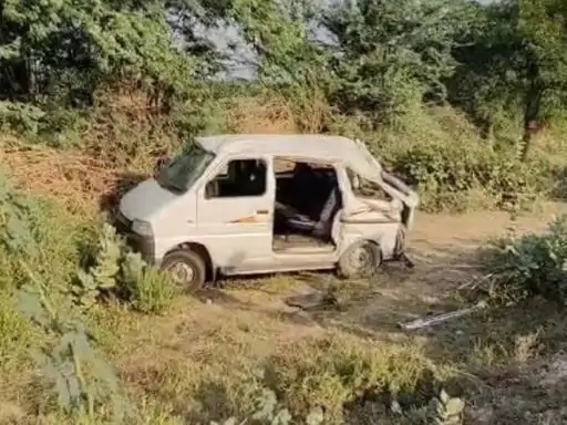 हादसे के बाद क्षतिग्रस्त हालत में पड़ी वैन। हादसे के बाद क्षतिग्रस्त हालत में पड़ी वैन।