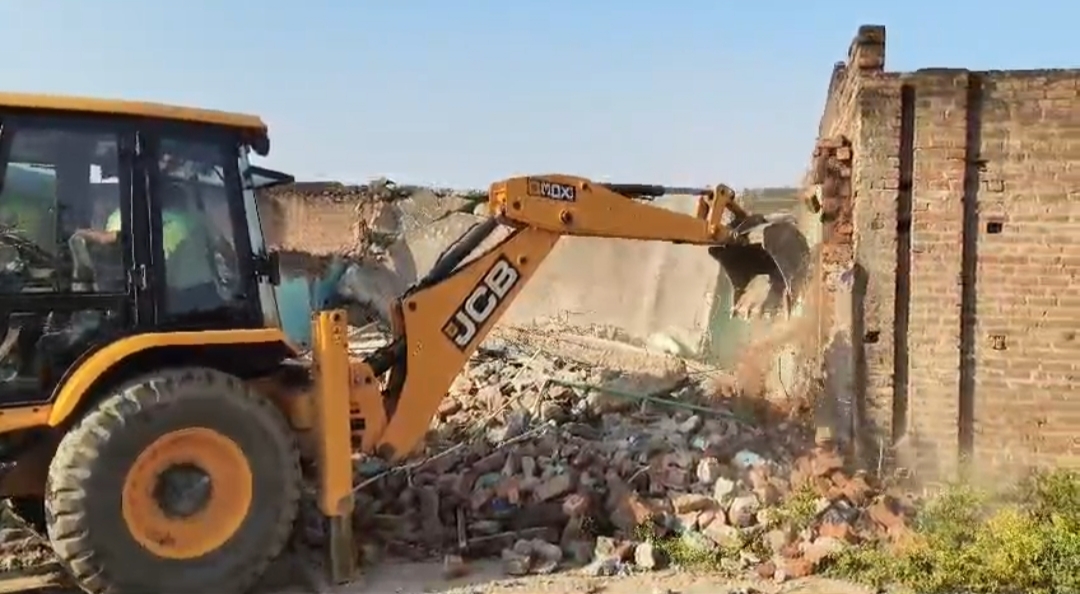 अवैध संपत्ति को तोड़ते हुए जेसीबी। अवैध संपत्ति को तोड़ते हुए जेसीबी।
