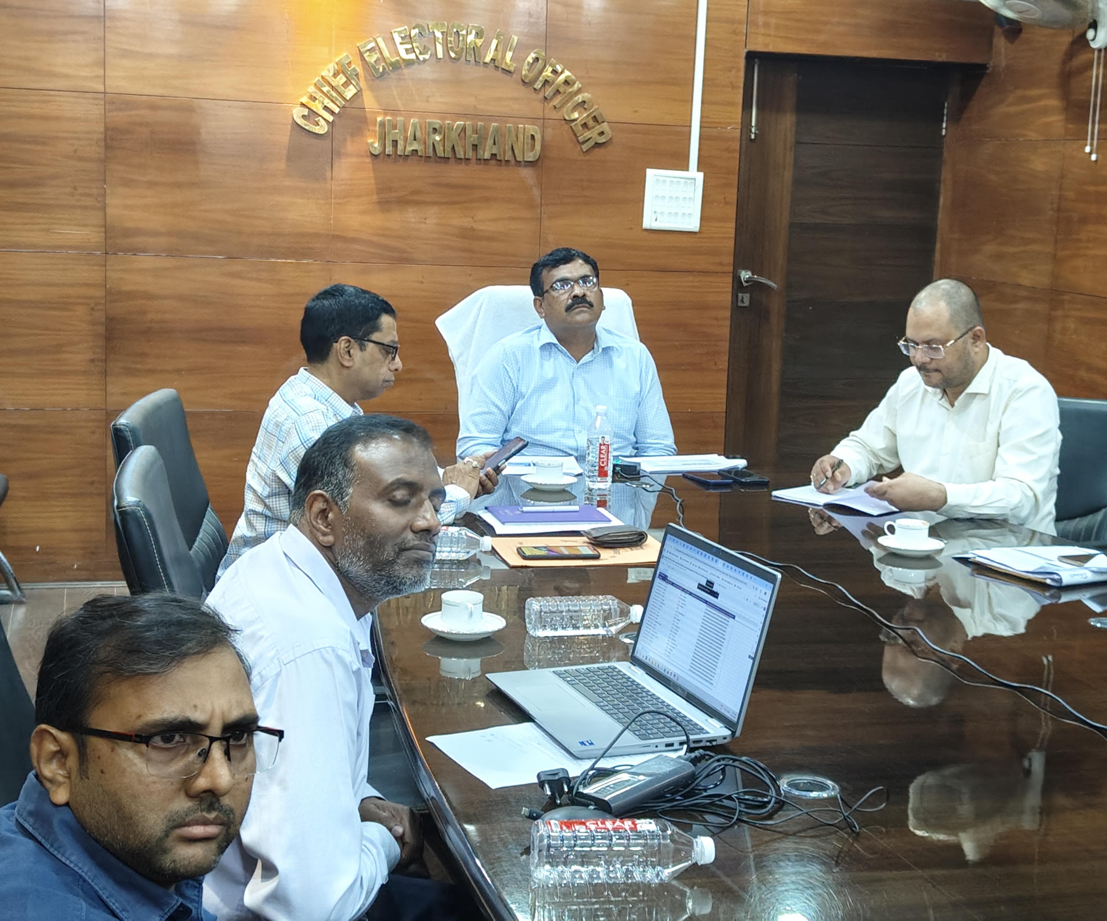 बैठक की तस्वीर बैठक की तस्वीर