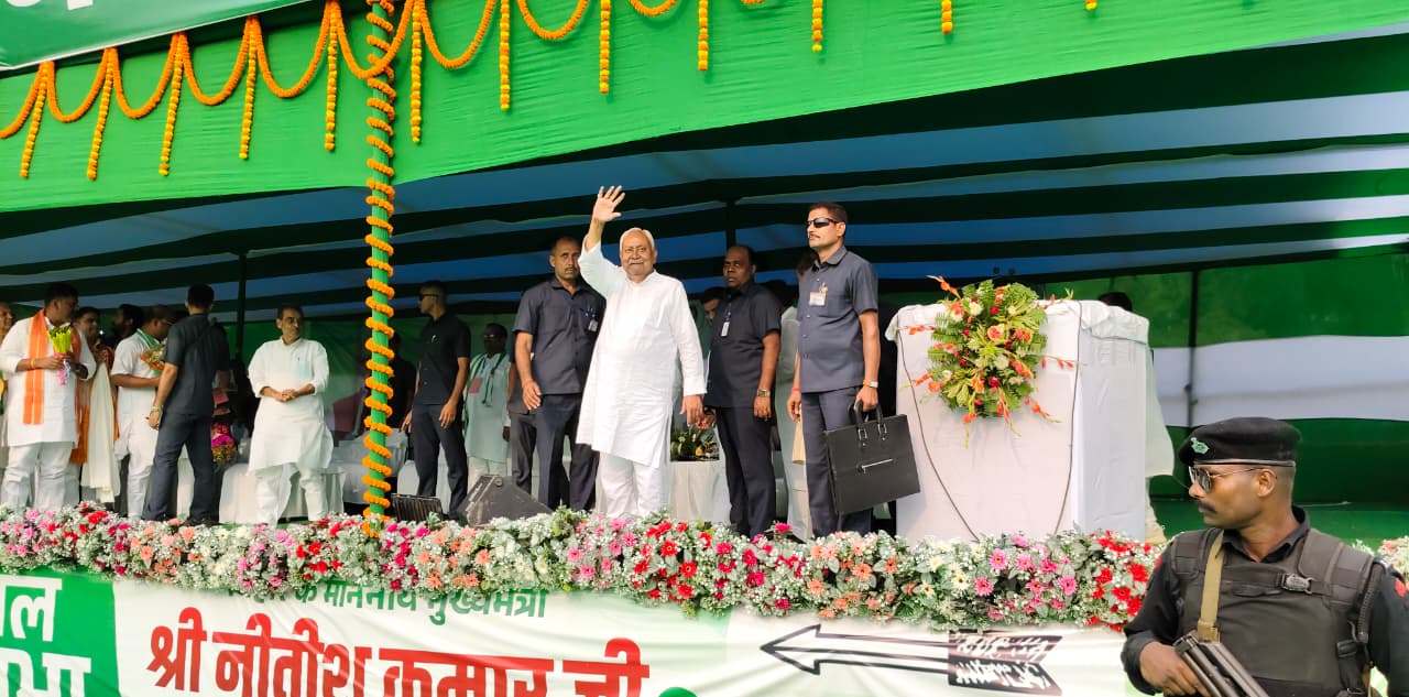 मुख्यमंत्री नीतीश बक्सर में लोगों का अभिवादन स्वीकार करते हुए मुख्यमंत्री नीतीश बक्सर में लोगों का अभिवादन स्वीकार करते हुए