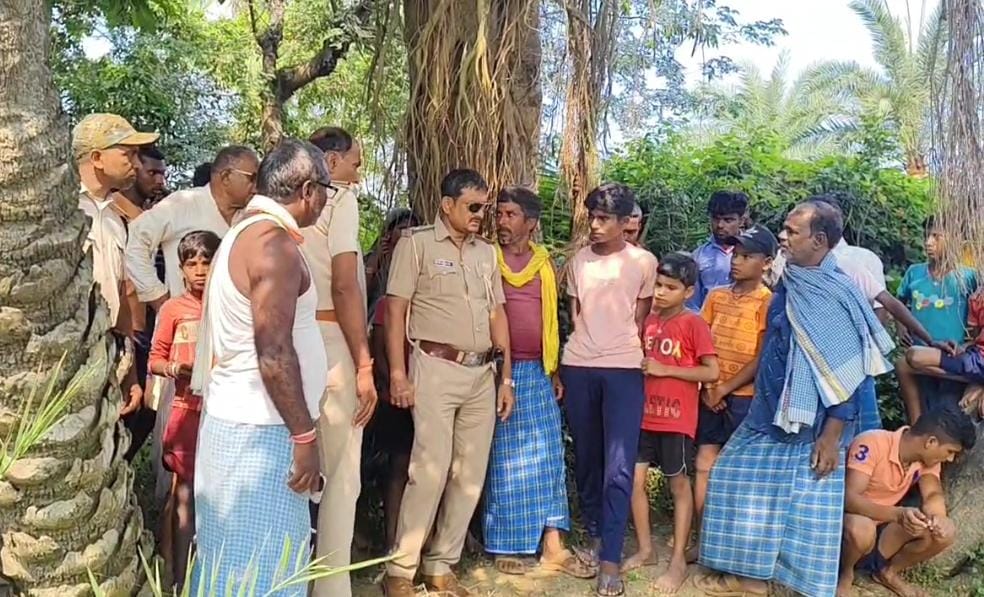 छानबीन करती पुलिस छानबीन करती पुलिस