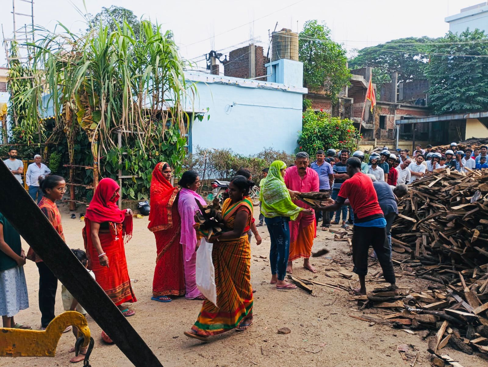 लकडी वितरण करते हुए जालान टिंबर के मालिक लकडी वितरण करते हुए जालान टिंबर के मालिक