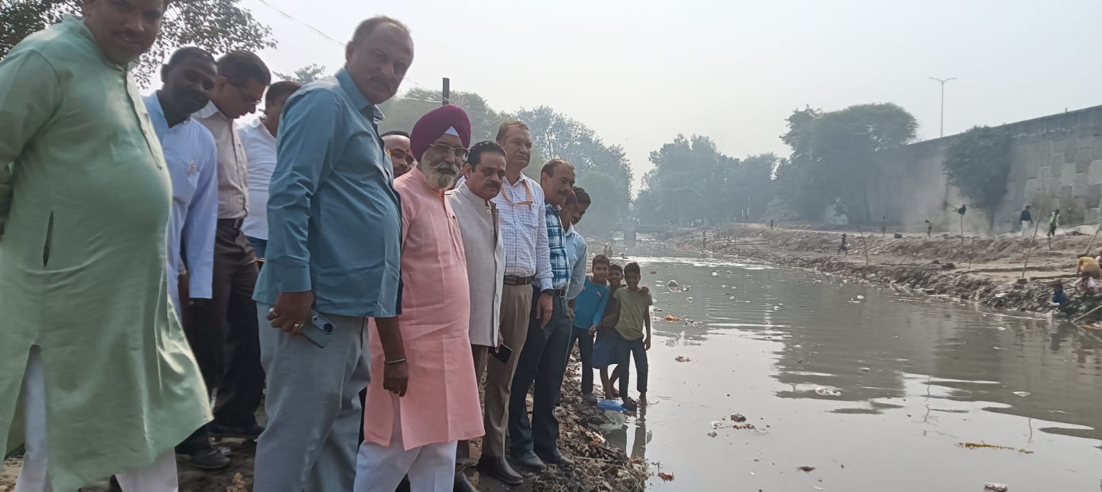 महापौर राजा इकबाल सिंह नगर निगम के शिक्षा समिति के अध्यक्ष योगेश वर्मा के साथ निरीक्षण करते हुए।
