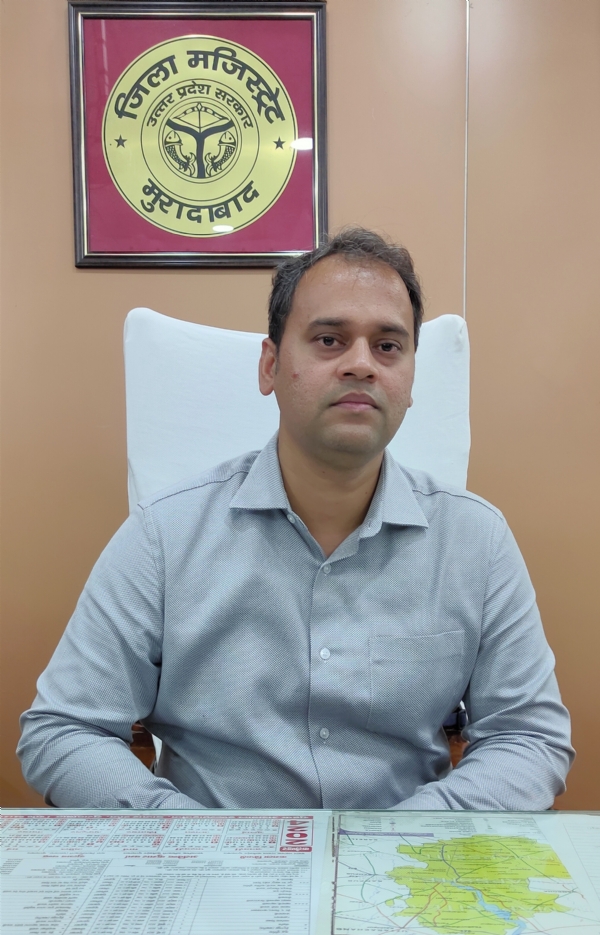 जिला अधिकारी अनुज सिंह। जिला अधिकारी अनुज सिंह।