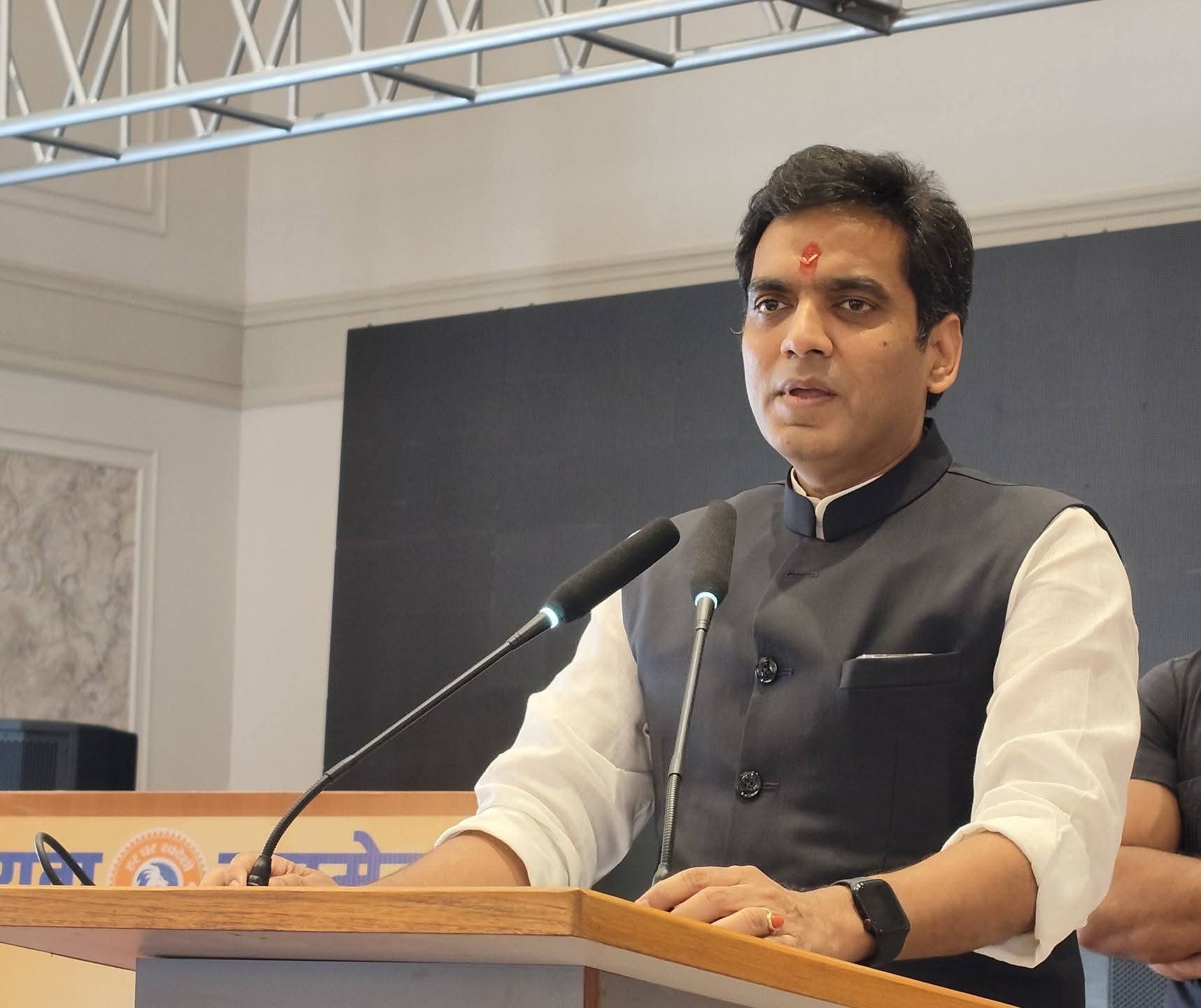 भाजपा युवा मोर्चा मुरादाबाद महानगर द्वारा आयोजित युवा सम्मेलन  को संबोधित करते प्रदेश उपाध्यक्ष व नोएडा विधायक पंकज सिंह।