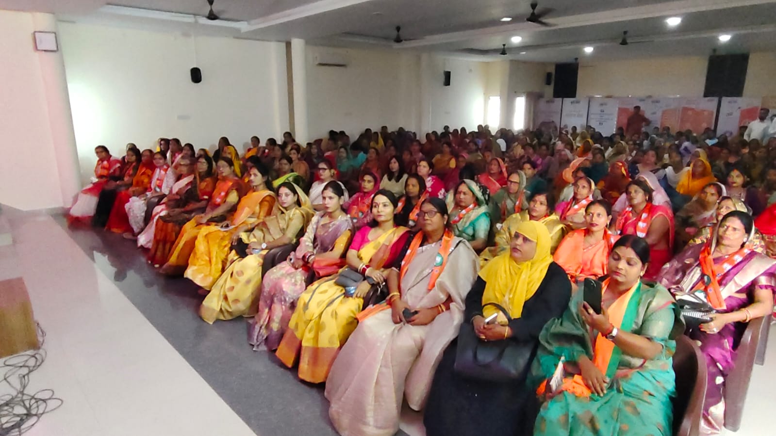 उपस्थित कार्य कर्ता उपस्थित कार्य कर्ता