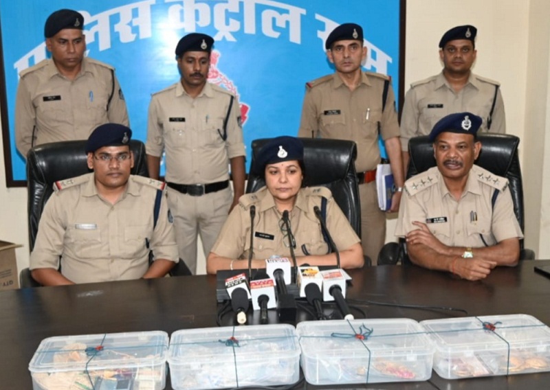 जबलपुर में चोरी के मामले का खुलासा करते हुए पुलिस जबलपुर में चोरी के मामले का खुलासा करते हुए पुलिस