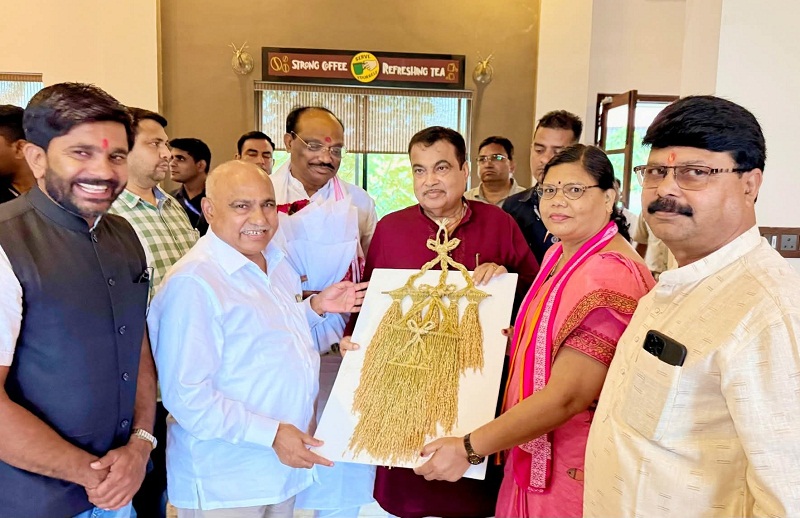 भाजपा प्रदेशाध्यक्ष हेमंत खंडेलवाल, केंद्रीय राज्यमंत्री दुर्गादास उइके और विधायक गंगाबाई उइके ने उनसे मुलाकात की भाजपा प्रदेशाध्यक्ष हेमंत खंडेलवाल, केंद्रीय राज्यमंत्री दुर्गादास उइके और विधायक गंगाबाई उइके ने उनसे मुलाकात की