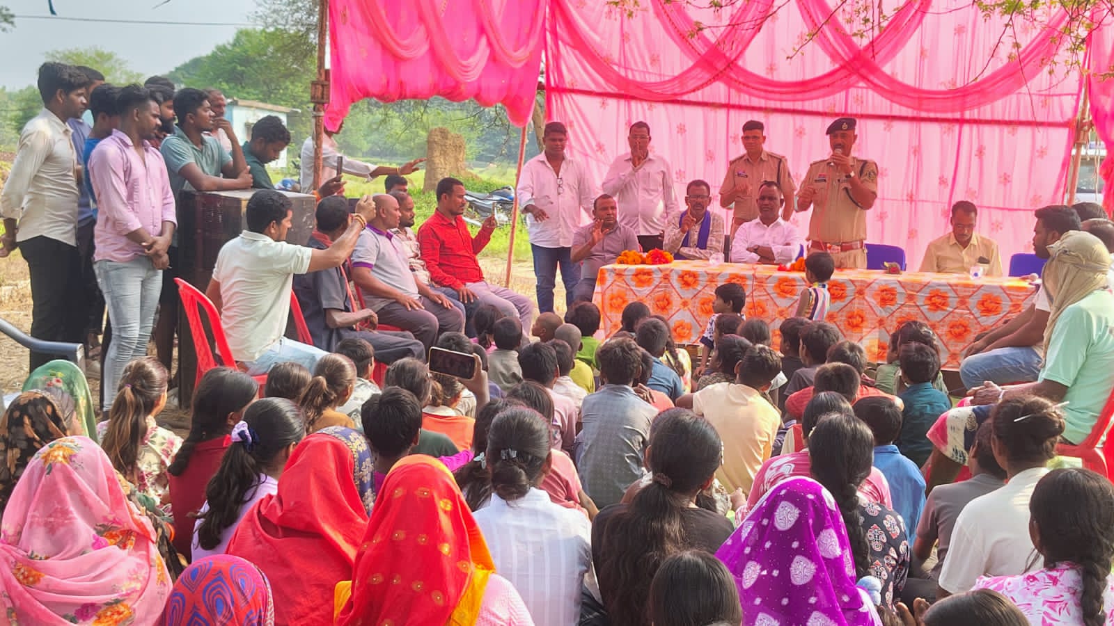 जांजगीर-चांपा पुलिस की पहल से कमरिद गांव शराब मुक्ति की ओर, सबरिया समाज ने थामा स्वरोजगार का रास्ता जांजगीर-चांपा पुलिस की पहल से कमरिद गांव शराब मुक्ति की ओर, सबरिया समाज ने थामा स्वरोजगार का रास्ता