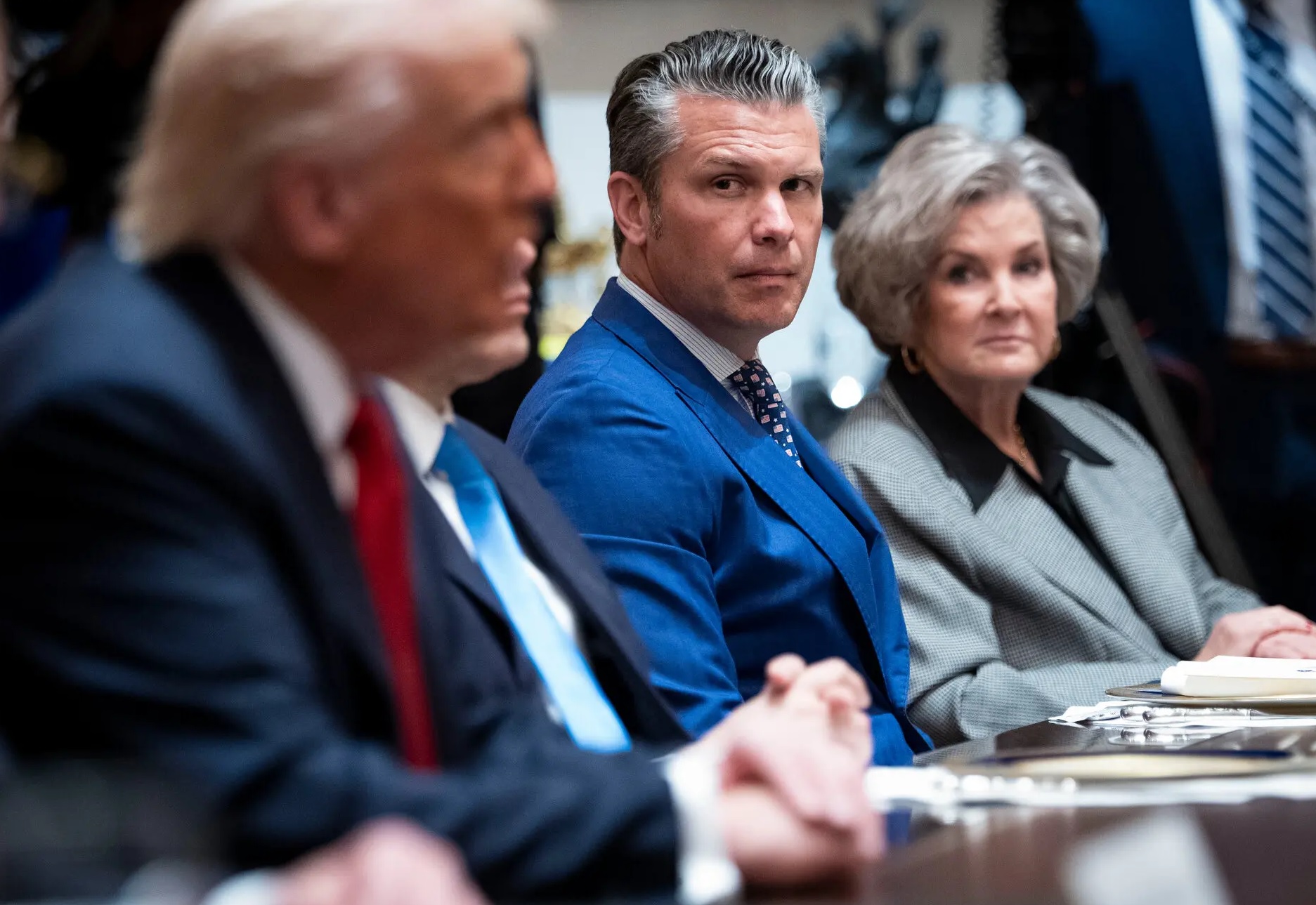 अमेरिका के रक्षा सचिव पीट हेगसेथ (मध्य में)। फोटो - इंटरनेट मीडिया अमेरिका के रक्षा सचिव पीट हेगसेथ (मध्य में)। फोटो - इंटरनेट मीडिया